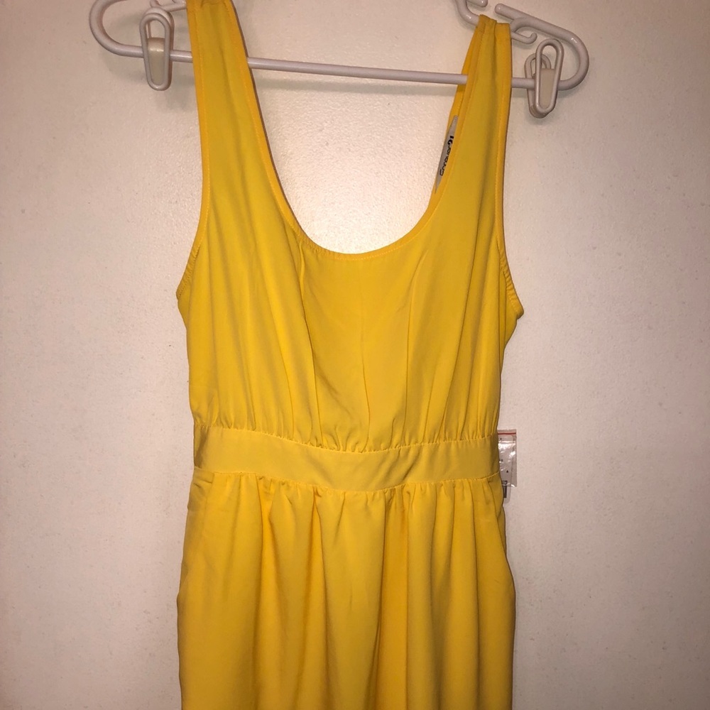 Yellow dress w/pockets and keyhole button back.